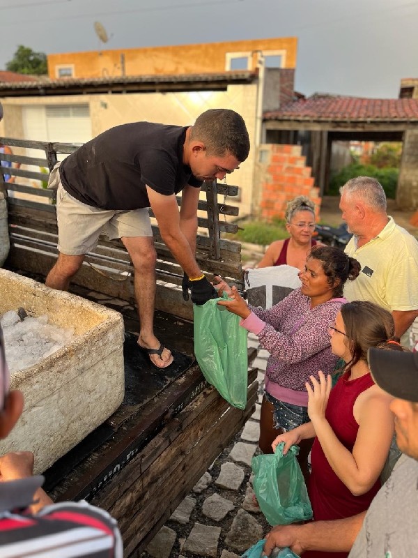 A Prefeitura distribuiu peixes para a Semana Santa